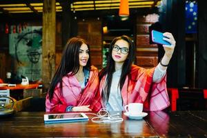 deux amis proches font un selfie au café photo