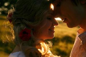 couple qui s'embrasse au coucher du soleil photo
