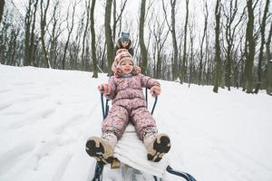 maman avec une petite fille dans le parc photo