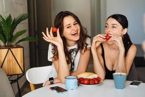 Deux amies petit-déjeuner dans la cuisine photo