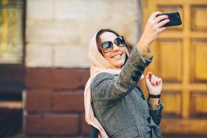 fille dans un manteau dans la rue photo