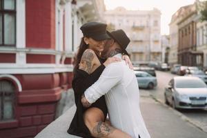 un jeune couple d'amoureux sexy pose devant un appareil photo dans la rue