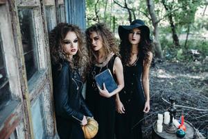 trois femmes vintage comme sorcières photo