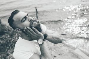 homme barbu américain touchant sa barbe photo