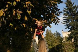 mère et petite fille jouant dans un parc photo