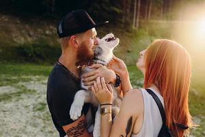 photo d'un couple dans la colline