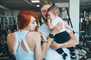 jeune famille avec petit garçon dans la salle de gym photo