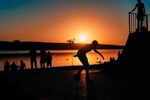 les gens se reposent sur un terrain de sport au bord de la rivière photo