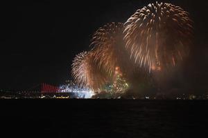 feux d'artifice sur le détroit du bosphore photo