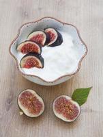 yaourt fait maison aux figues sur la table en bois photo