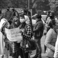 delhi, inde 25 décembre 2021 - delhi enseignants invités contractuels avec des affiches, des drapeaux et des graffitis protestant contre le gouvernement aap de delhi pour avoir fait de la politique, un enseignant de delhi protestant en noir et blanc photo