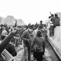 delhi, inde 25 décembre 2021 - delhi enseignants invités contractuels avec des affiches, des drapeaux et des graffitis protestant contre le gouvernement aap de delhi pour avoir fait de la politique, un enseignant de delhi protestant en noir et blanc photo