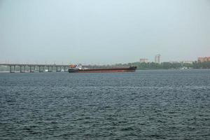 transport en bateau industriel sur le fleuve photo