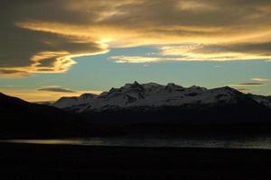 coucher de soleil au parc national los glaciares, patagonie photo