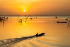 lever du soleil avec grand filet, à thale noi, phatthalung, thaïlande photo