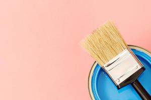 pots de peinture et pinceaux et comment choisir la couleur de peinture intérieure parfaite et bonne pour la santé photo