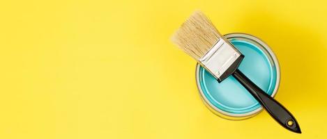 pots de peinture et pinceaux et comment choisir la couleur de peinture intérieure parfaite et bonne pour la santé photo