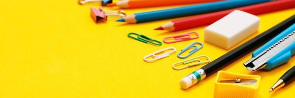 vue de dessus cahiers et accessoires étudiant dans la bibliothèque à l'école fond jaune idée éducation photo