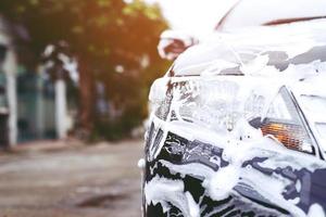 lavage de voiture en plein air avec du savon mousse. photo