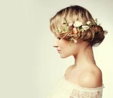 portrait d'une belle femme avec des fleurs dans les cheveux