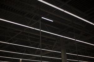 plafond de l'entrepôt. lampes au plafond. grande pièce. photo