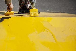 peinture en jaune. travailler au pinceau. photo