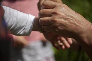 les mains d'une femme âgée au soleil photo