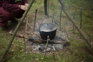 chaudière sur le feu. chaudière de cuisson pour le camping. photo