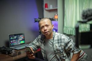 blogueur asiatique en streaming en direct dans le studio de la maison photo