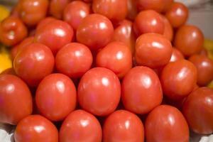 tomates rouges. la texture des légumes. beaucoup de tomates juteuses. photo