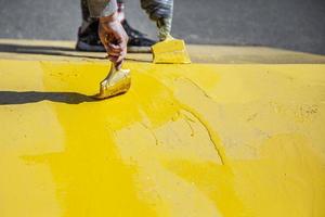 peinture en jaune. travailler au pinceau. photo