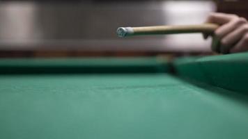 les boules de billard sont blanches. table de billard verte. jouer au bar. compétition sportive. photo