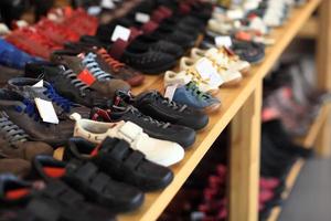 chaussures pour hommes sur l'étagère