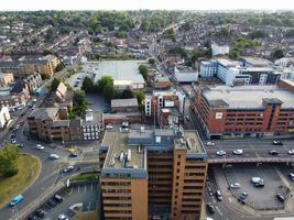 centre-ville de luton et bâtiments locaux, vue à angle élevé du drone sur le centre-ville de luton et la gare. luton angleterre grande bretagne photo