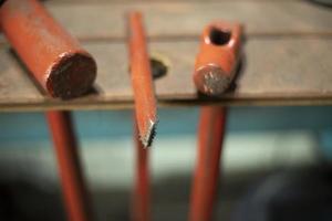 outils de travail dans le garage. détails de l'atelier de métallurgie. photo