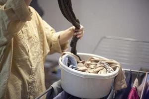 laver les vêtements à la maison. maman efface des choses. photo