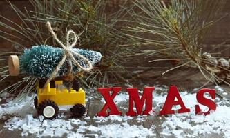 Tracteur jouet de Noël sur décoration en bois photo
