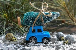 petite voiture de noël sur une décoration en bois photo