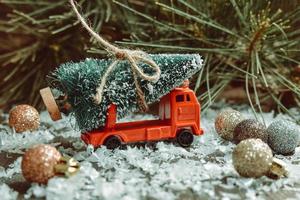 petite voiture de noël sur une décoration en bois photo