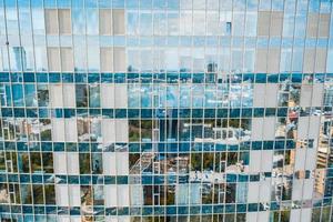 Réflexion de la rue sur la façade de l'immeuble en acier de verre photo