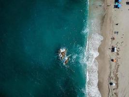 vue aérienne depuis un drone volant de personnes se relaxant photo