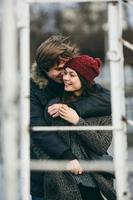 beau couple s'amusant sur la jetée photo