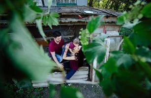 jeune famille avec un enfant sur la nature photo