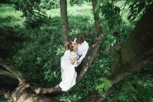 mariée et le marié dans la forêt photo