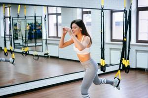 jeune fille adulte faisant des exercices dans la salle de gym photo