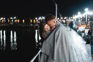 un couple d'amoureux au bord de l'eau photo