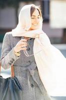 fille dans un manteau dans la rue photo