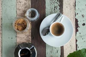 tasse de café sur la table en bois photo