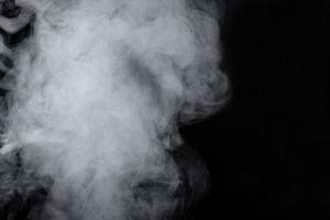 poudre abstraite ou fumée isolée sur fond noir photo