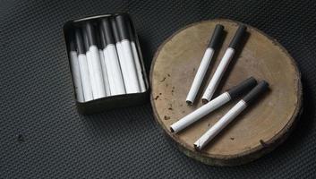 tas de cigarettes sur fond sombre. ou concept de campagne non fumeur, tabac photo